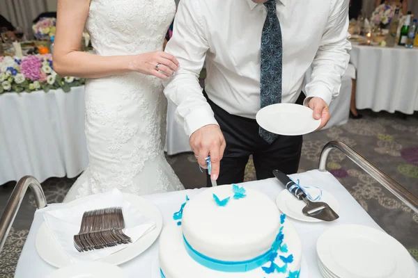 Fehér több szintű esküvői torta — Stock Fotó