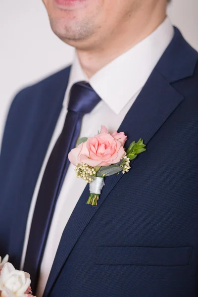 Boutonniere auf trendigen Bräutigam bei der Hochzeit — Stockfoto