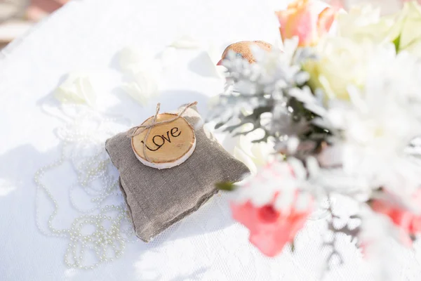 Dos anillos de boda en la almohada con amor —  Fotos de Stock