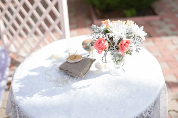 Dois anéis de casamento no travesseiro com amor — Fotografia de Stock