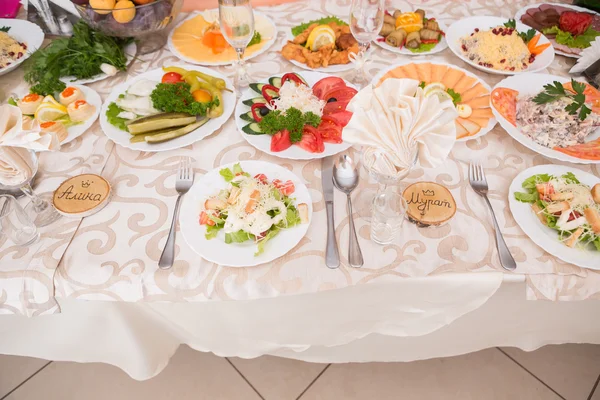 Tavola servita con gustosi pasti — Foto Stock