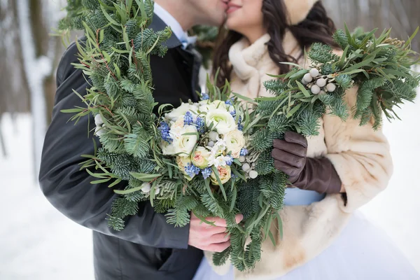 Mooie bruiloft boeket met vuren sjaal — Stockfoto