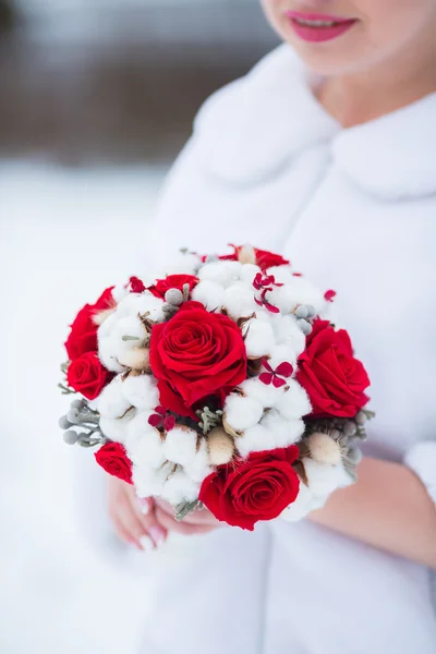 Hermoso ramo de boda de flores rojas y blancas —  Fotos de Stock