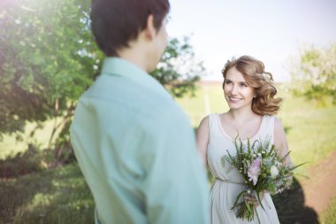 Aşk yürüyüş, genç çift bahar Parkı