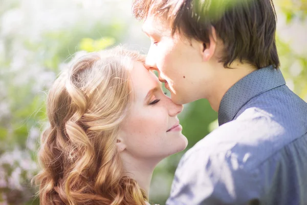 Portrait de jeune couple heureux — Photo