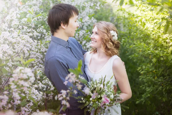 Couple d'amour debout parmi pommier en fleurs — Photo