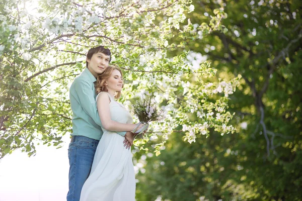 爱夫妇站在苹果棵开花的树 — 图库照片