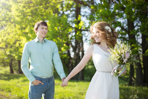 Jeune couple amoureux marche, parc de printemps — Photo