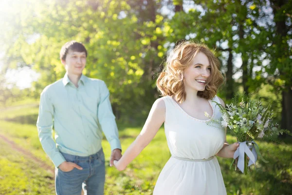 Mladý pár v lásce chůze, jaro park — Stock fotografie