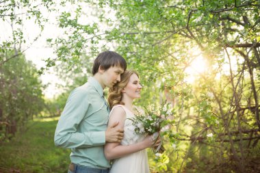 Aşk çift ayakta arasında blooming elma ağacı