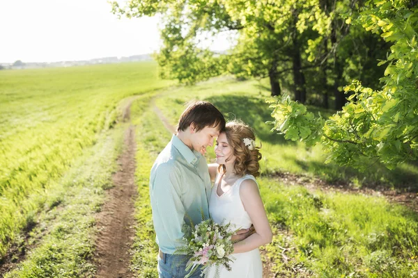 Jeune couple amoureux marche, parc de printemps — Photo