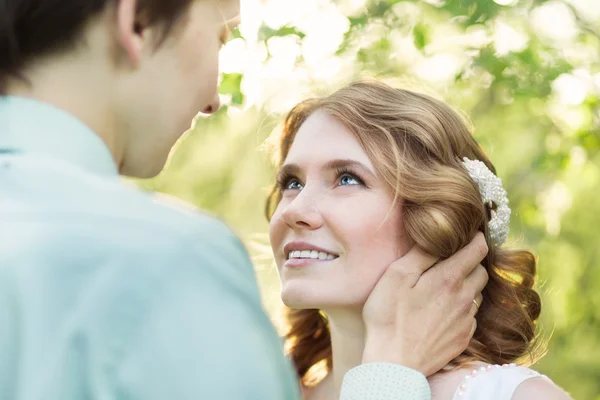 Amore coppia in piedi tra albero di mele in fiore — Foto Stock