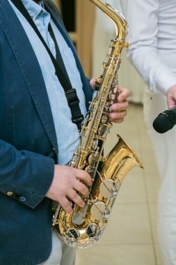Tatil zamanı saksafon oyuncu