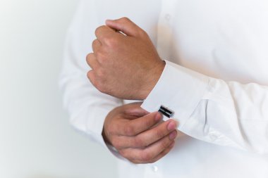 Beyaz gömlek ve kol düğmesi