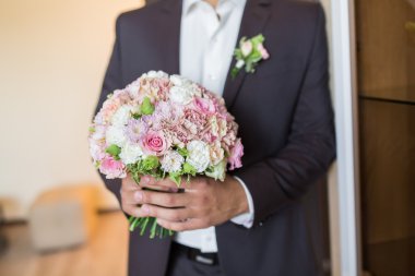 Damat Düğün buketi elinde tut