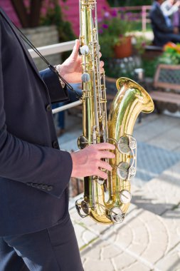 Tatil zamanı saksafon oyuncu