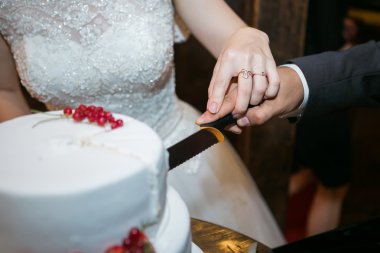 Beyaz çok düzey düğün pastası