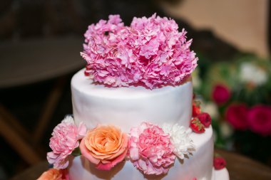 Beyaz çok düzey düğün pastası