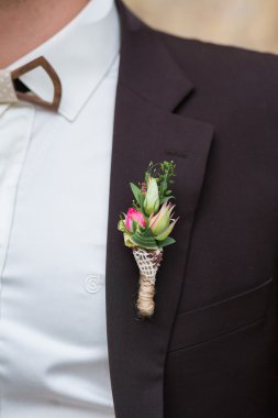 Düğünde trendy damat üzerinde yaka çiçeği