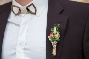 Düğünde trendy damat üzerinde yaka çiçeği