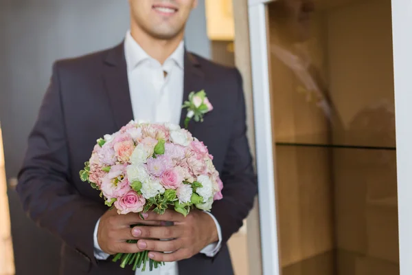 Наречений тримає весільний букет в руці — стокове фото