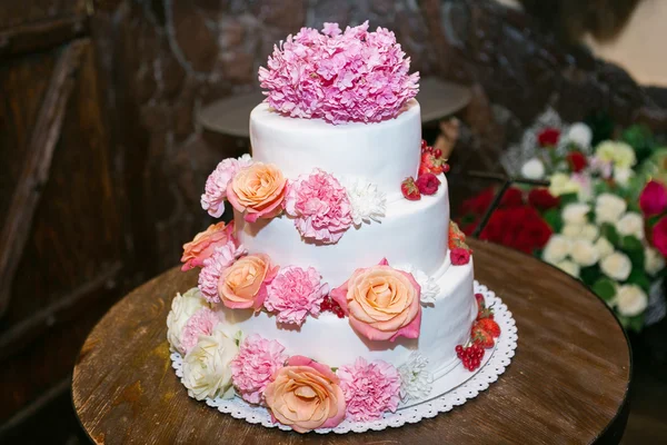 화이트 멀티 레벨 웨딩 케이크 — 스톡 사진
