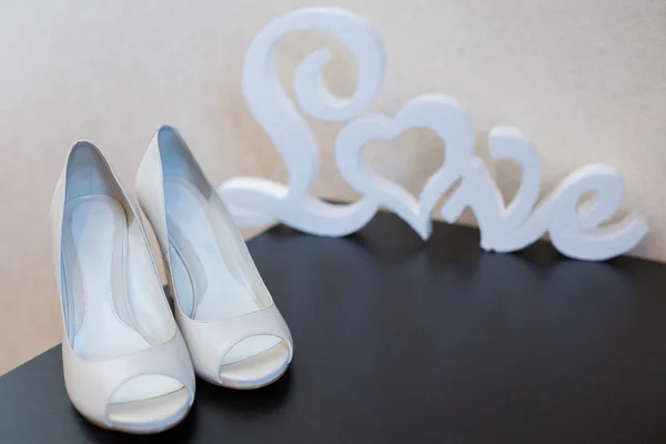 Witte bruiloft schoenen — Stockfoto