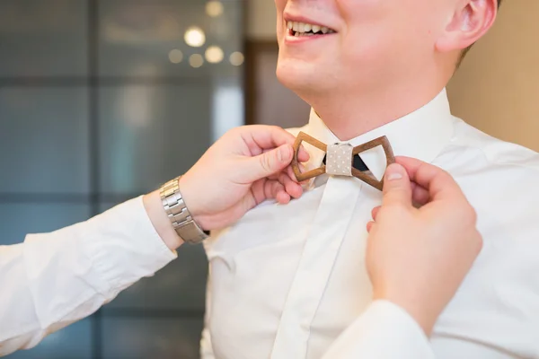 Деревянный галстук-лук на костюме — стоковое фото