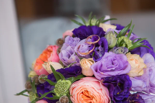 Свадебный букет различных цветов — стоковое фото