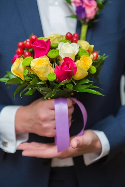 Wedding bouquet in groom hand — Stock Photo, Image