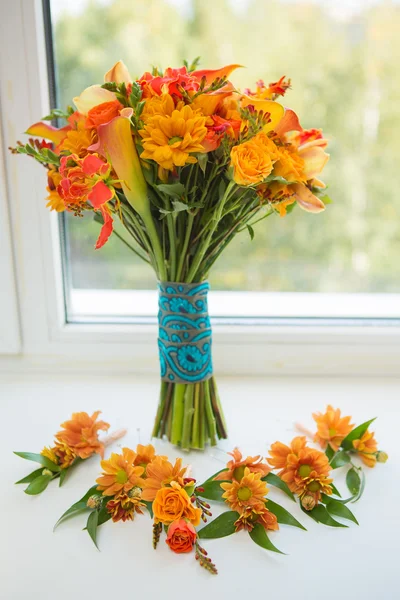 Buquê de noiva de várias flores — Fotografia de Stock