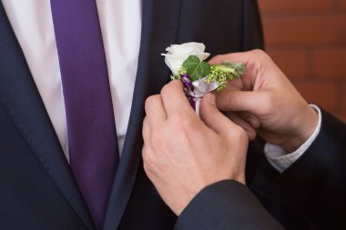 Düğünde trendy damat üzerinde yaka çiçeği