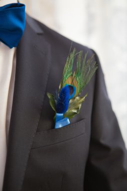 Düğünde trendy damat üzerinde yaka çiçeği