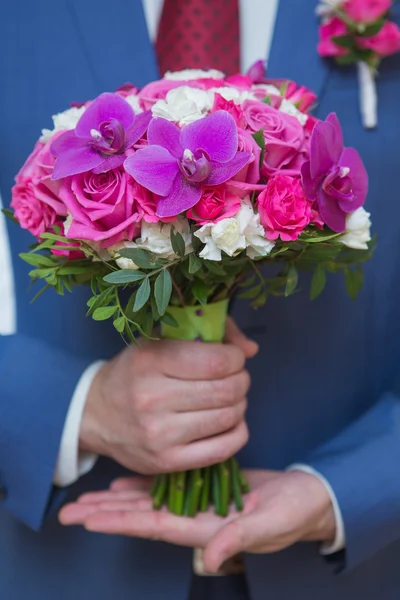 Buquê de casamento na mão do noivo — Fotografia de Stock
