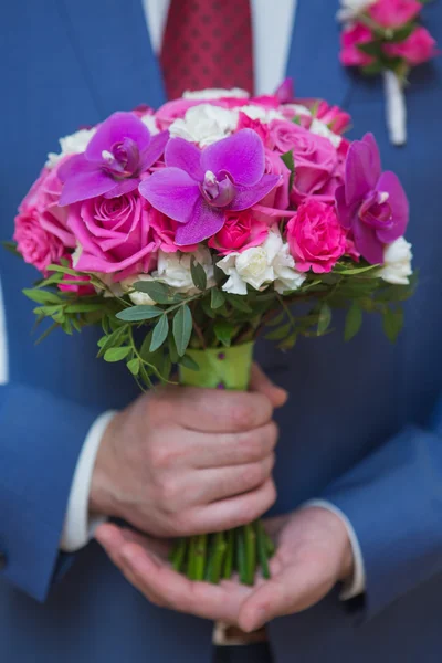 Buquê de casamento na mão do noivo — Fotografia de Stock