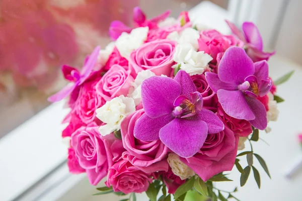 Bouquet da sposa di vari fiori — Foto Stock
