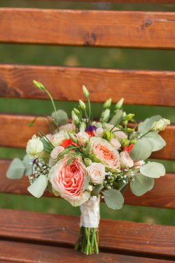 gelin buketi çeşitli çiçek