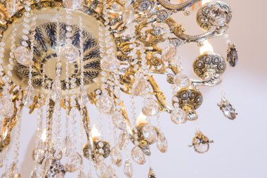 Kristal avize yakın plan.