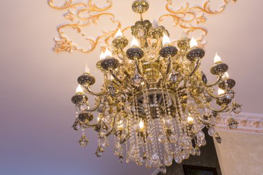 Kristal avize yakın plan.