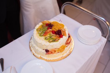 Beyaz çok düzey düğün pastası