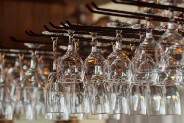 Satır vitrinde boş bardak