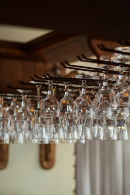 Satır vitrinde boş bardak