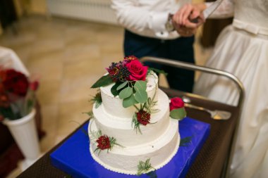 Beyaz çok düzey düğün pastası