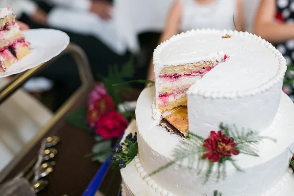 Poziomie multi biały tort weselny — Zdjęcie stockowe