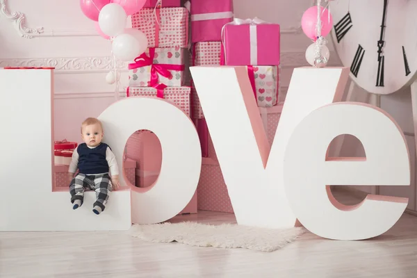 Hermoso bebé espera San Valentín con corazón rojo Imagen De Stock