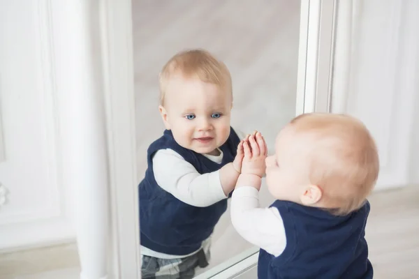 Δέκα μήνα αγόρι στέκεται απέναντι στον καθρέφτη Εικόνα Αρχείου