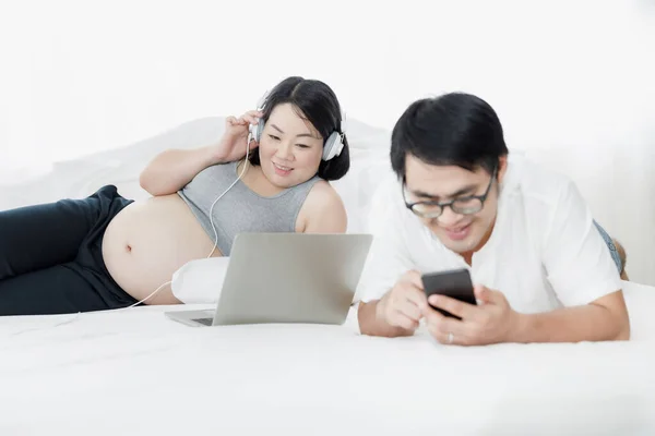 Asiatisk Gravid Fru Och Make Liggande Avkopplande Lyssna Musik Och — Stockfoto