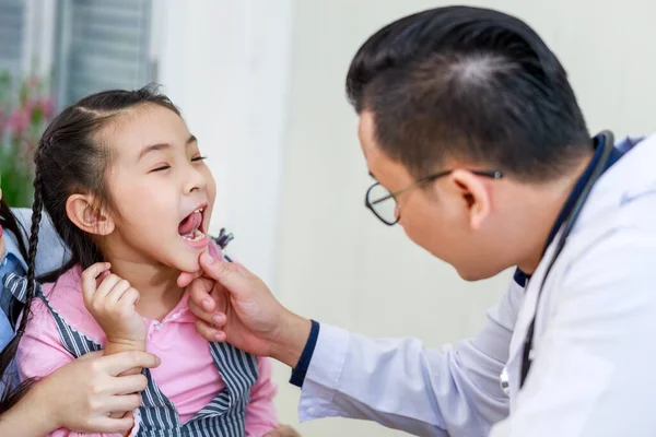 Dentist Examining Teeth Little Asian Girl Dental Clinic Thailand — Stock Photo, Image