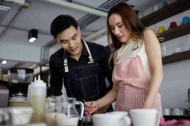 Kafe Tayland 'da Asyalı Barista Kahve Yapıyor 