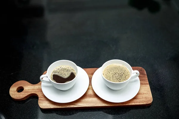 Zwei Kaffeetassen Auf Holzteller Und Café Winkelaufnahme — Stockfoto